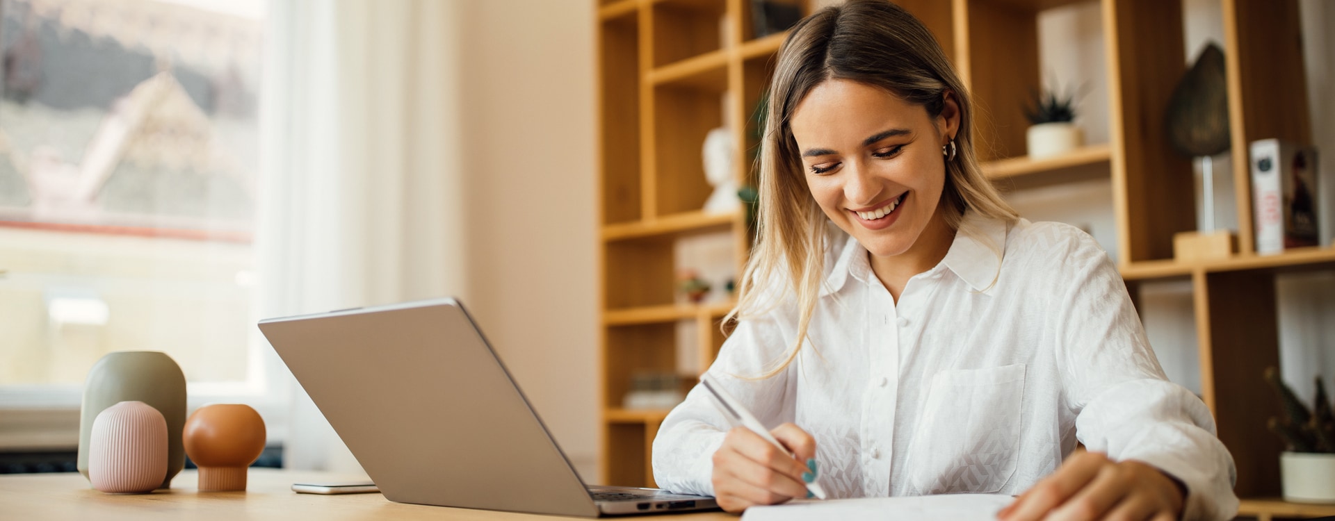 Mitarbeiterin bei der Arbeiten an ihrem Laptop